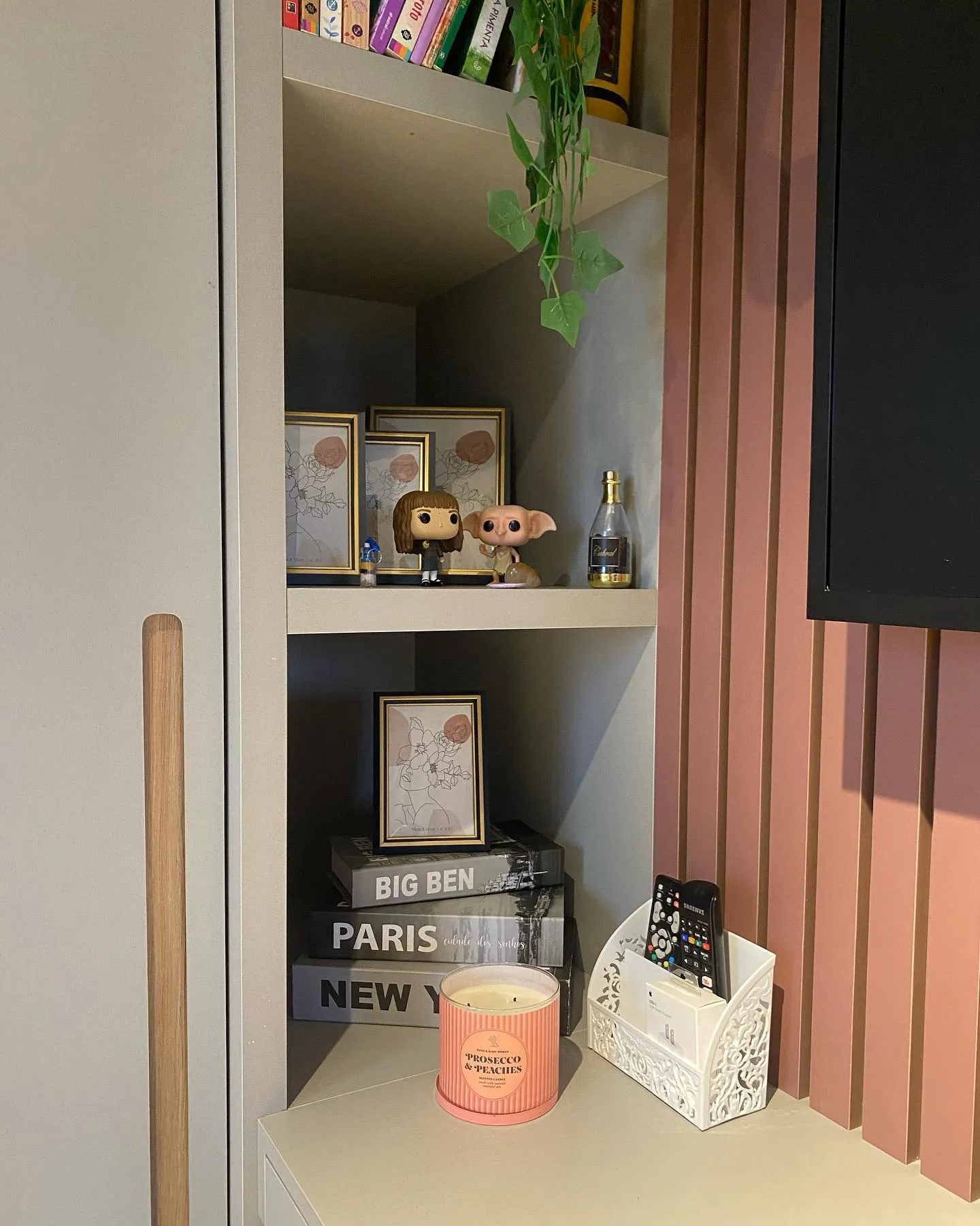 Estante do quarto da Isa com nichos e objetos