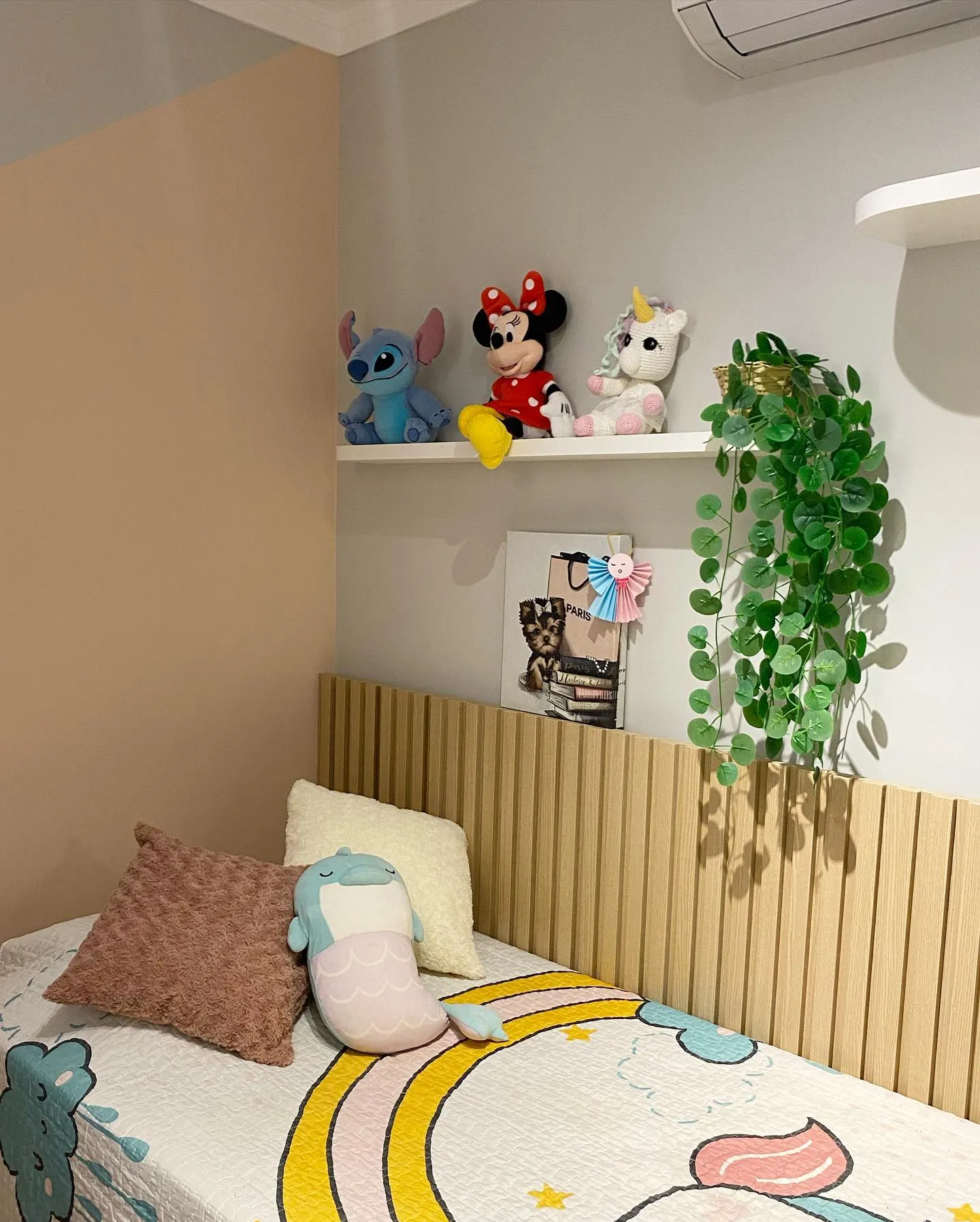 Prateleiras do Quarto da Lari com pelúcias e plantas