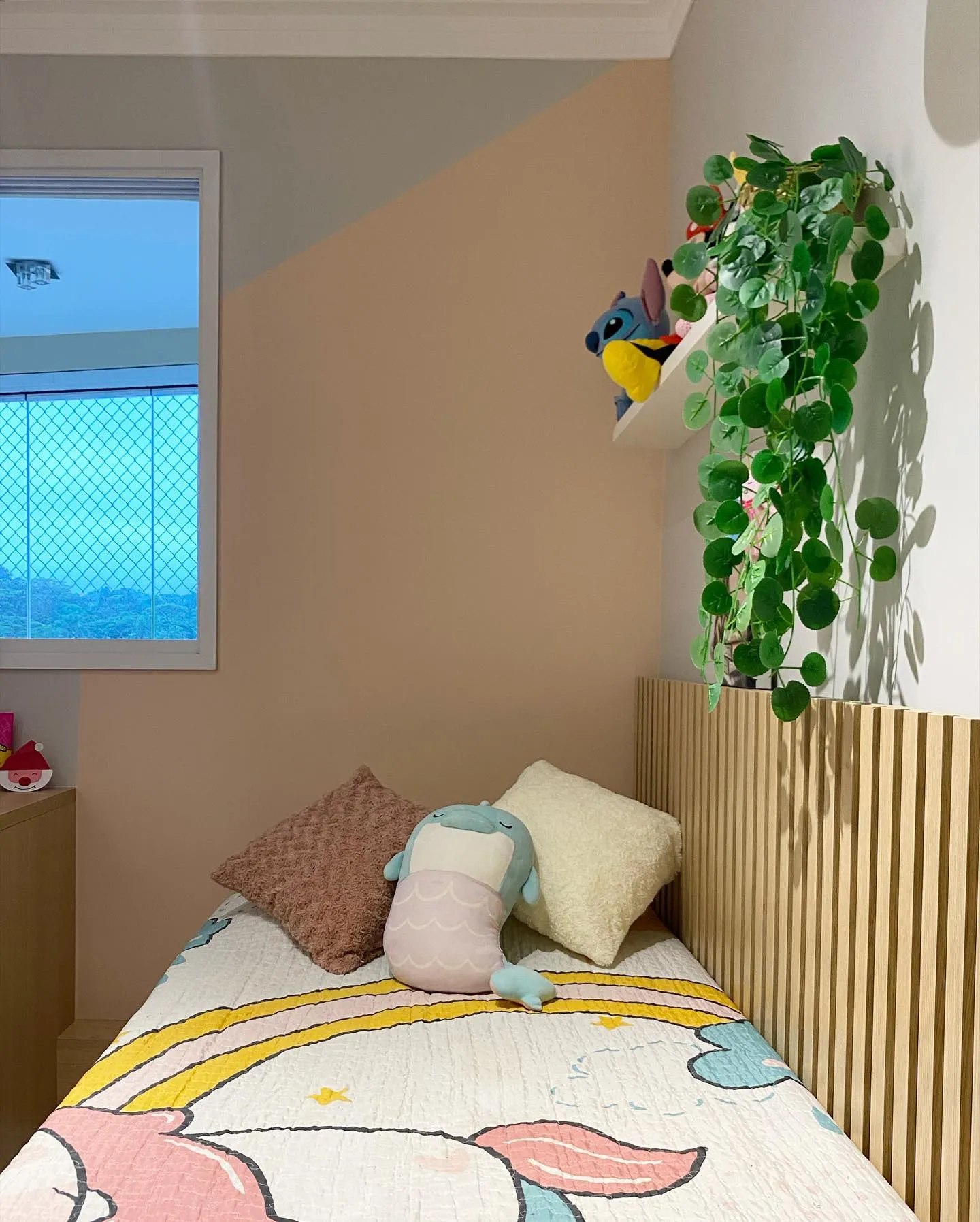 Quarto da Lari com janela e painel ripado