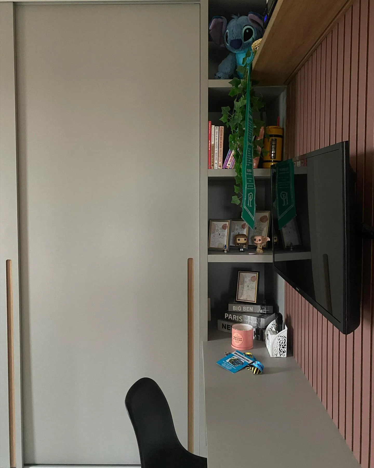 Bancada de estudos do quarto da Isa com painel rosa
