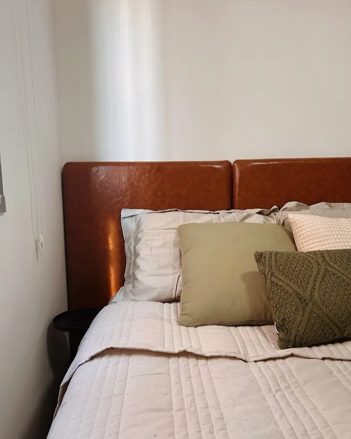 Detalhe da roupa de cama e das almofadas do Dormitório 1209