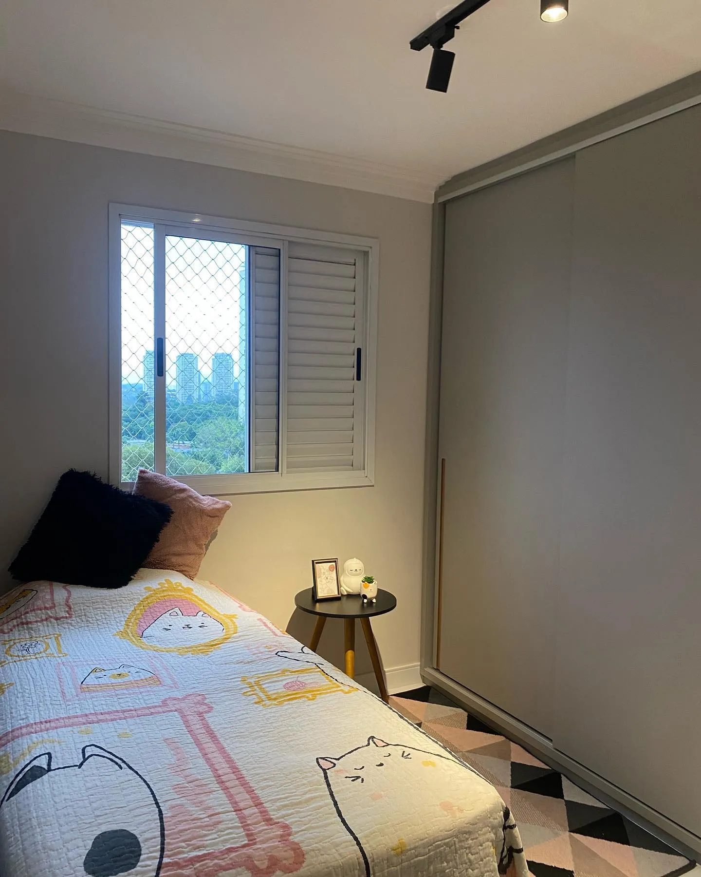 Cama do dormitório juvenil junto à janela