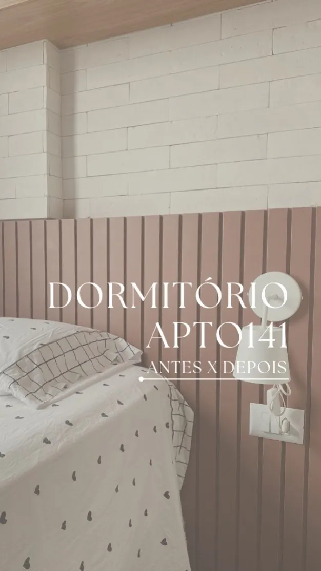 Capa do projeto Dormitório 141, antes × depois: parede ripada terrosa e roupa de cama clara