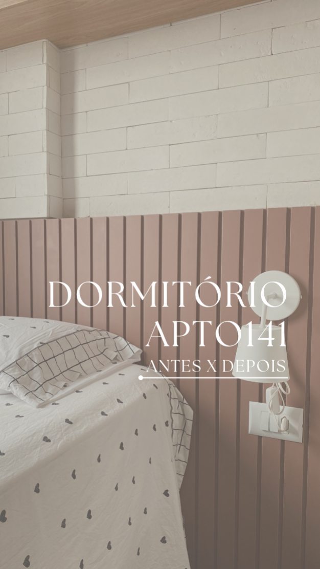 Capa do projeto Dormitório 141, antes × depois: parede ripada terrosa e roupa de cama clara
